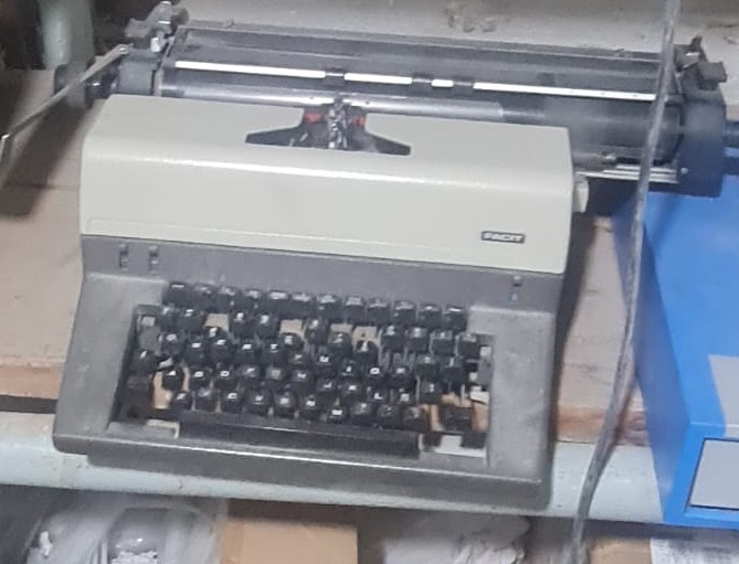 MAQUINA DE ESCRIBIR .