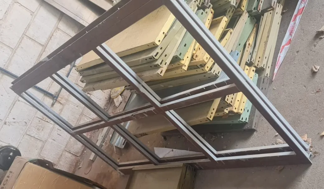 VENTANA DE VIDRIO REPARTIDO .